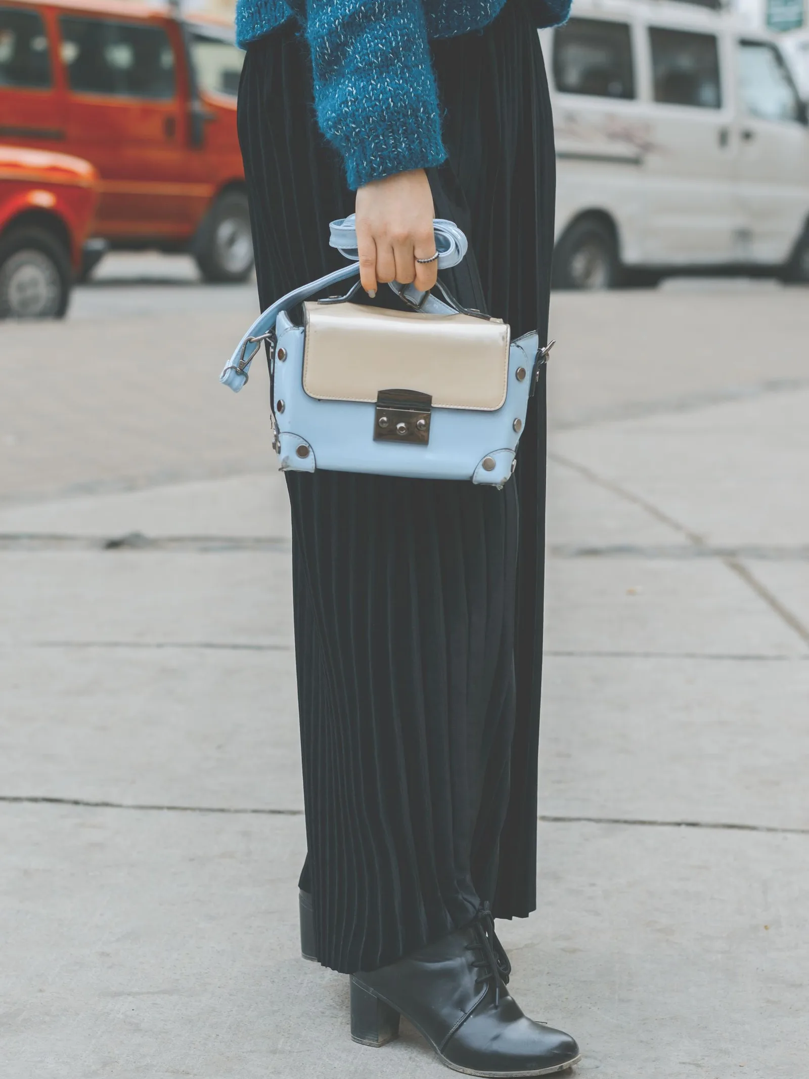 How to dress around a bag