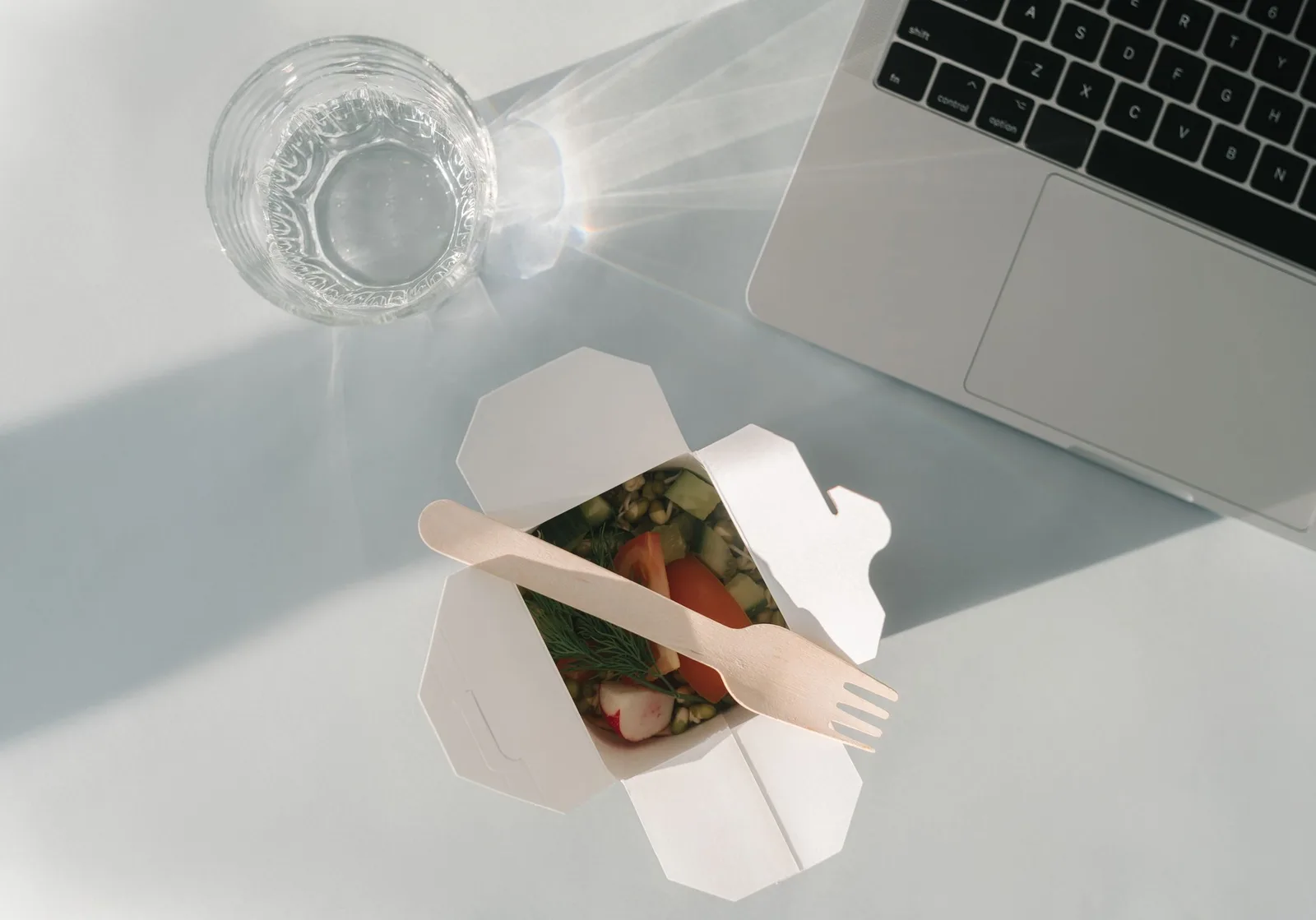 Desk lunches that keep you going all afternoon